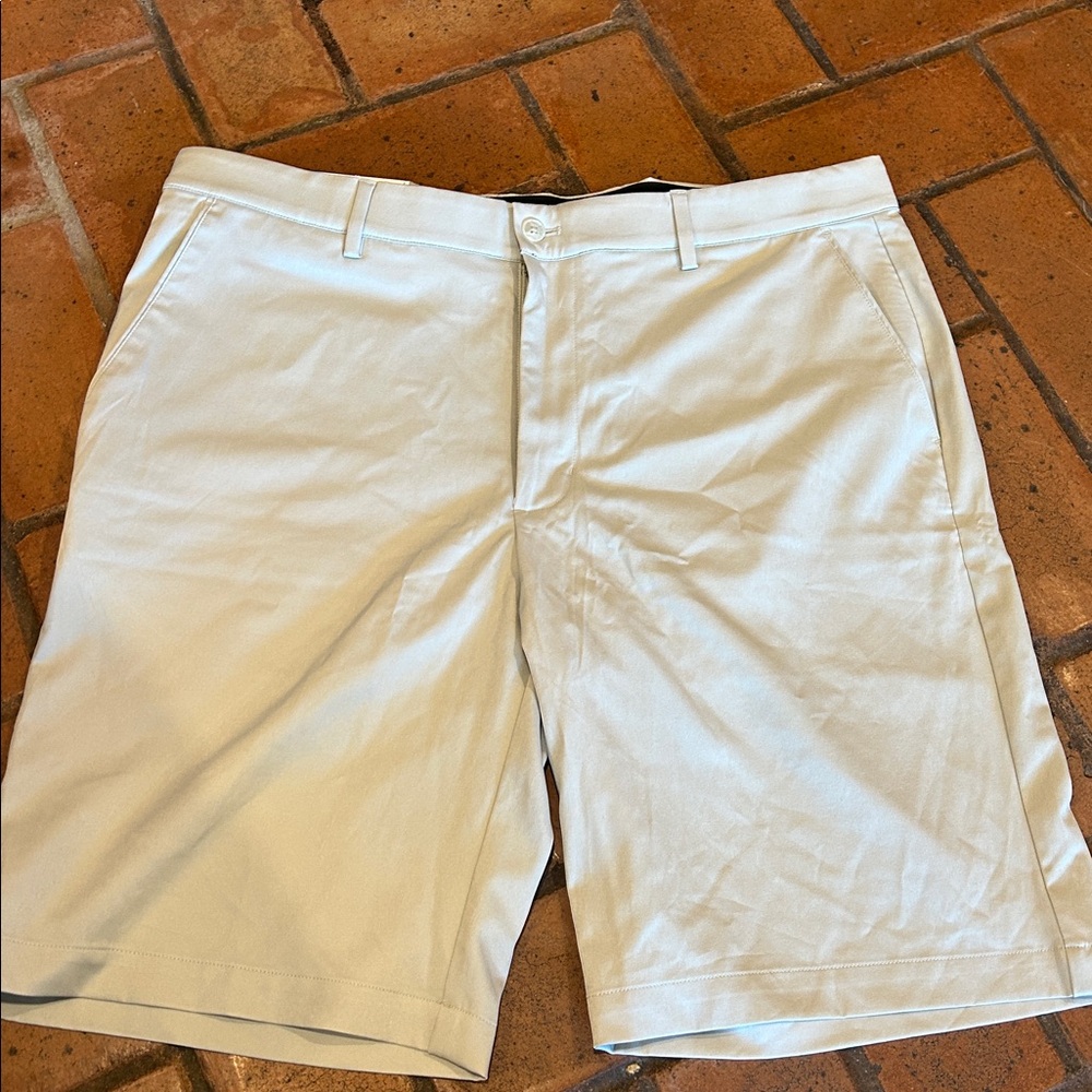 Greg Norman Men's Light Gray Travel Shorts